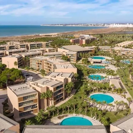 Salgados House 2-bedroom & 7 Pools アパート ギーア