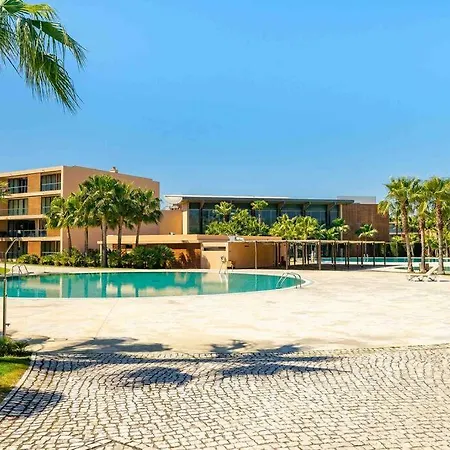 Salgados House 2-bedroom & 7 Pools ギーア