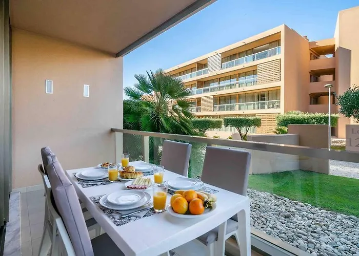 Salgados House 2-bedroom & 7 Pools ギーア